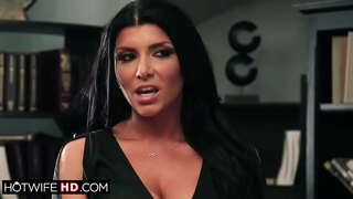 Пышная мамочка не может ждать, чтобы ее трахнул коллега. Ее муж скрывается, чтобы тайно наблюдать, как ее крупные сиськи принимают римминг. Она отсосала член и насаживается на него