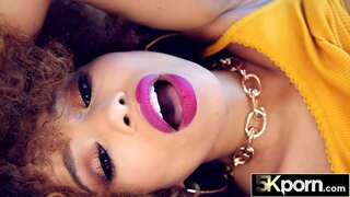 ���िशाल गांड तरूणी काळा कोंबडा वर Bounces