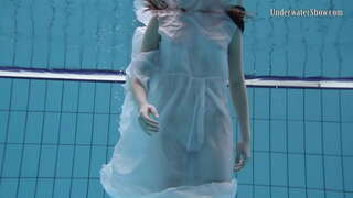 Mundo subaquático dos bebês nus