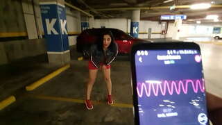 Horny 소녀의 손가락이 그녀의 음부 쇼핑몰에서 주차장