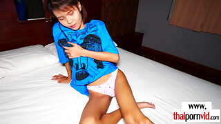 ���ல்லியாக அழகி தனியா ஆசிய bargirl மீது சவாரி ஒரு ஐரோப்பிய நாட்டுக்காரன்