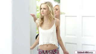 Malá prsa teen olízl a pak obroučkami lesbickými bff