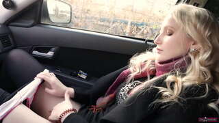 Student dívka křičí hlasitě jako ona cums po masturbuje její kundu.