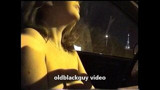 Oldblackguy leva debbie piscando nu em público