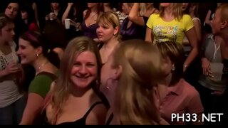 Curvele țipă în extaz de la wild sex in grup cu chelneri Curvele țipă în extaz de la wild sex in grup cu chelneri