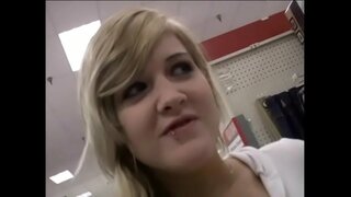 الساخنة الكلبة يحب أن يأخذ ضخمة ديك في فمها