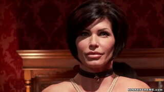 Ohromující velký prsa blondýna MILF Cherie Deville saje velký péro a pak šuká s ním, zatímco brunetka MILF, Shay Fox sdílení ním a sání v Horním Patře strana